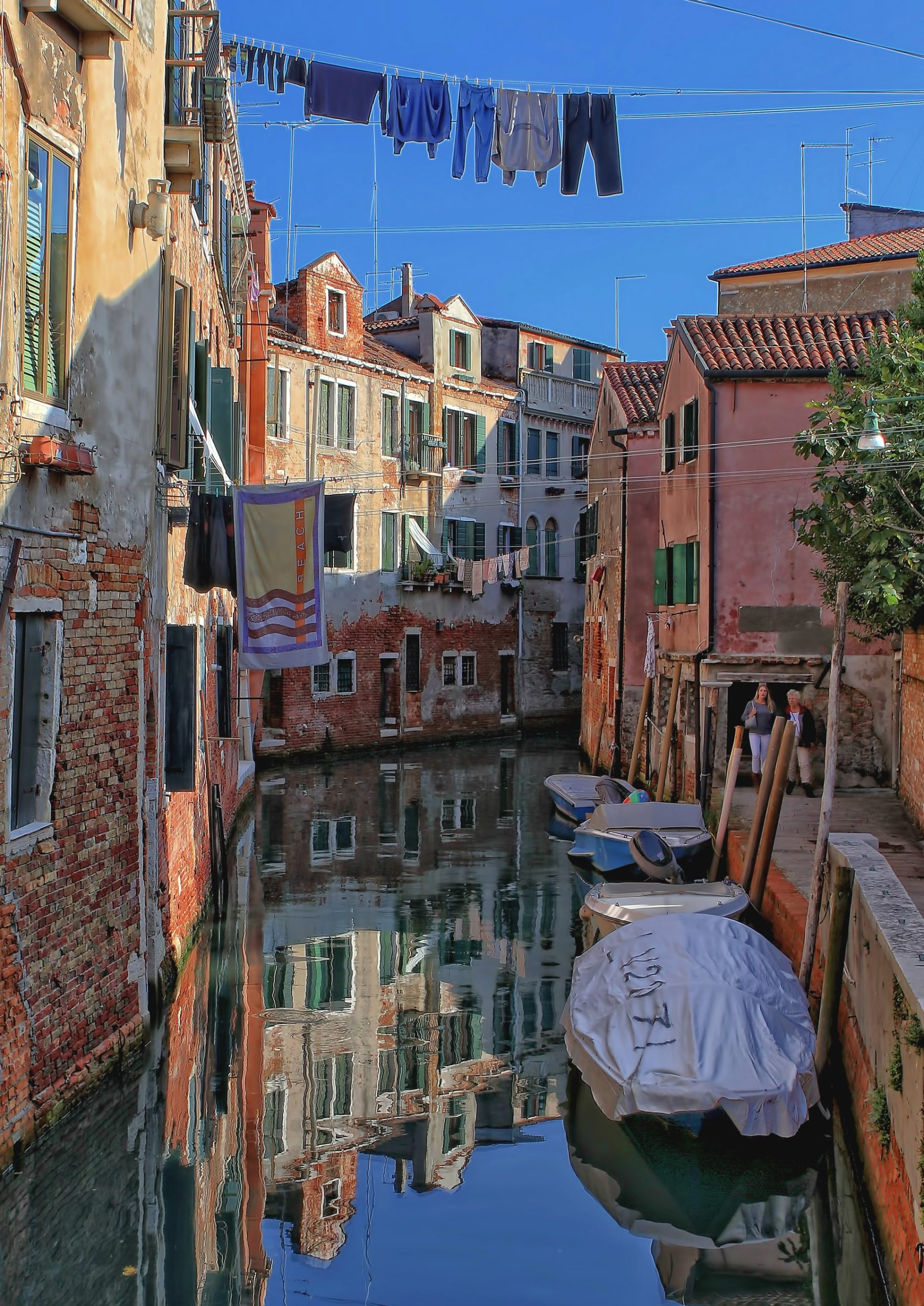 image of a canal surrounded by colourful buildings, how to write setting